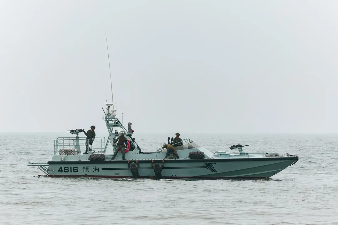 海龍蛙兵海上突擊快艇訓練。(圖/軍聞社)