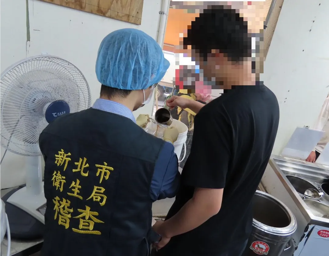 新北市政府衛生局至飲料店抽驗即時調製飲料。（圖／新北市衛生局）