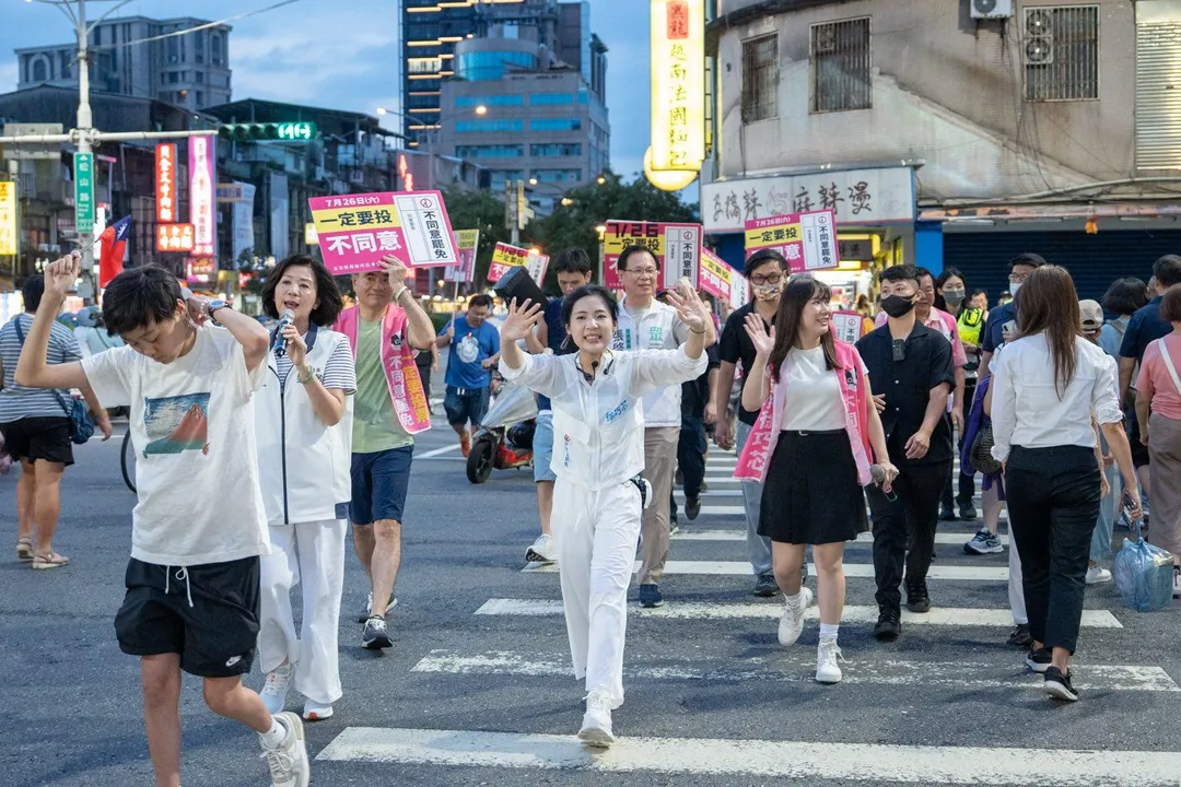 曹興誠駁斥「黑熊是搞防衛韌性，憑什麼要去救災」，引發討論。徐巧芯今狠酸原來黑熊不負責救災，只負責販售1380的「防災包」。（圖取自徐巧芯臉書）