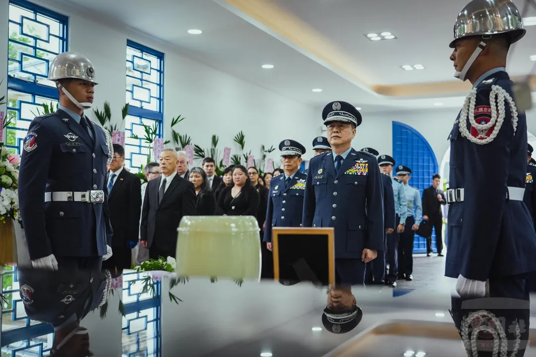 空軍司令向朱安琪老師致祭。(圖/軍聞社)