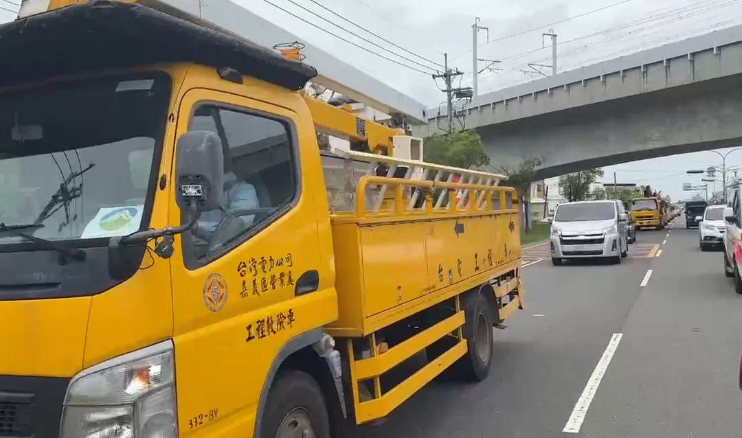 台電派出6輛工程車護送李男遺體回老家嘉義。（圖／中天新聞）