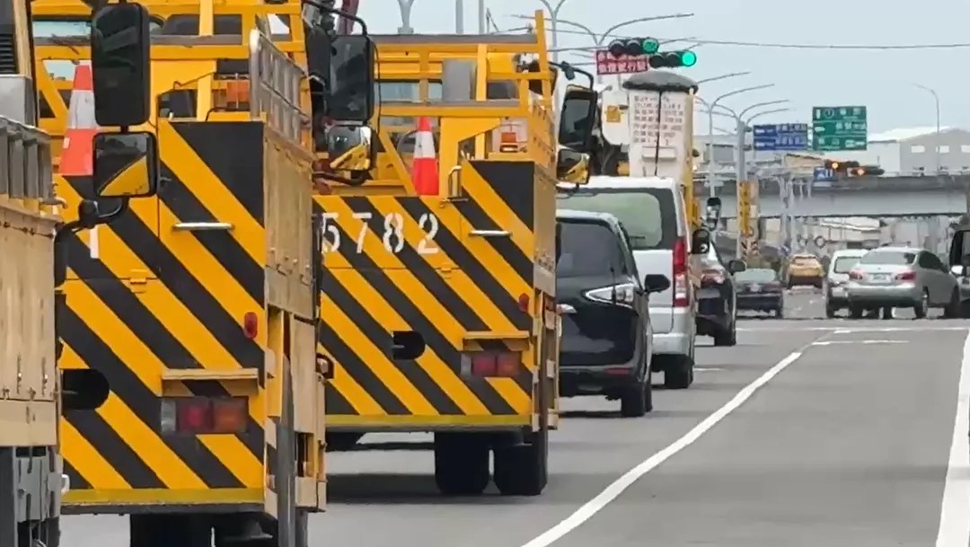 台電派出6輛工程車護送李男遺體回老家。（圖／中天新聞）