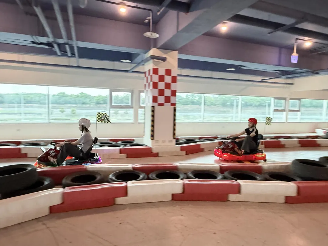 「瘋狂甩尾車」，位於卡丁大樓3樓，為全台首座可以在室內觀賽又能開甩尾車的全新景點。（圖／麗寶提供）