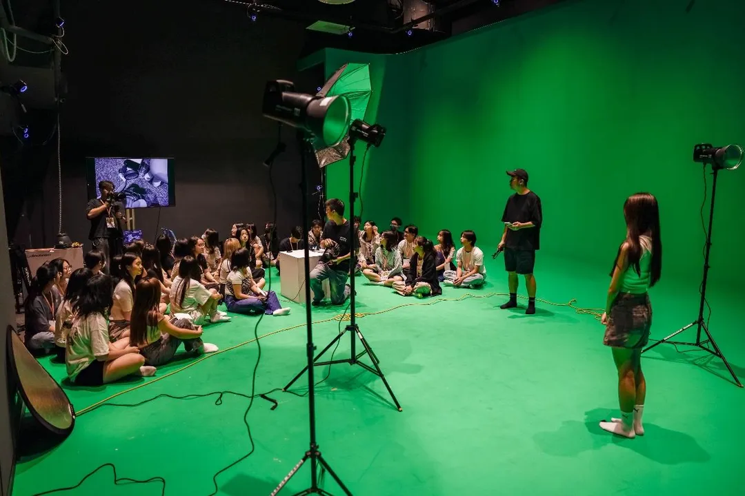 世新全媒體大樓的虛擬攝影棚，學員拍攝個人Lookbook。（圖／世新圖傳系提供）