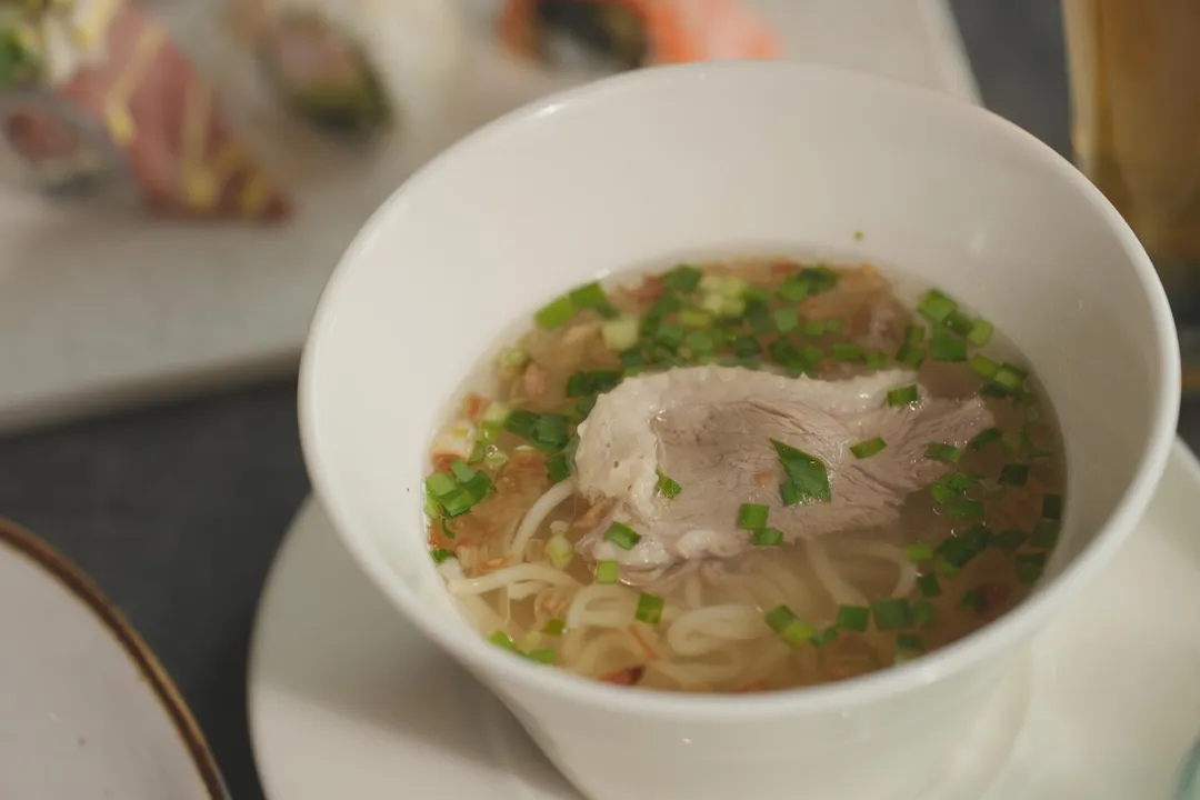 「URBAN PARADISE」九大餐區之一的「快意町」，將台灣街邊小吃鵝肉攤融入Buffet餐檯，其中〈古早味鵝湯麵〉湯頭醇香濃郁，搭配彈牙麵條，是記憶中的好味道。（圖／饗賓集團提供）