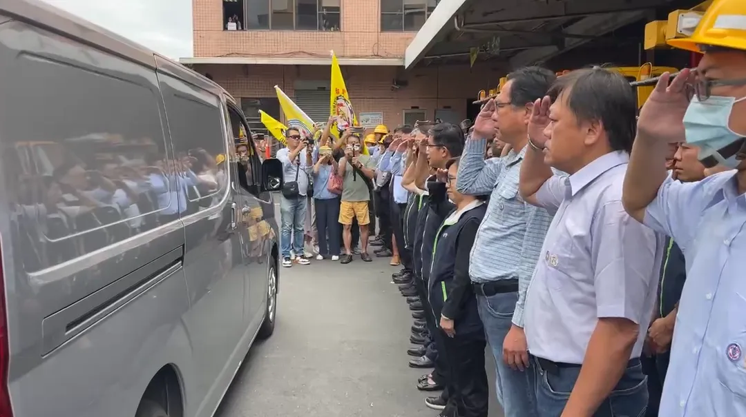 台電安排由同仁們列隊送李元瀚最後一程，同仁們不捨拭淚，場面令人哀戚。（圖／中天新聞）