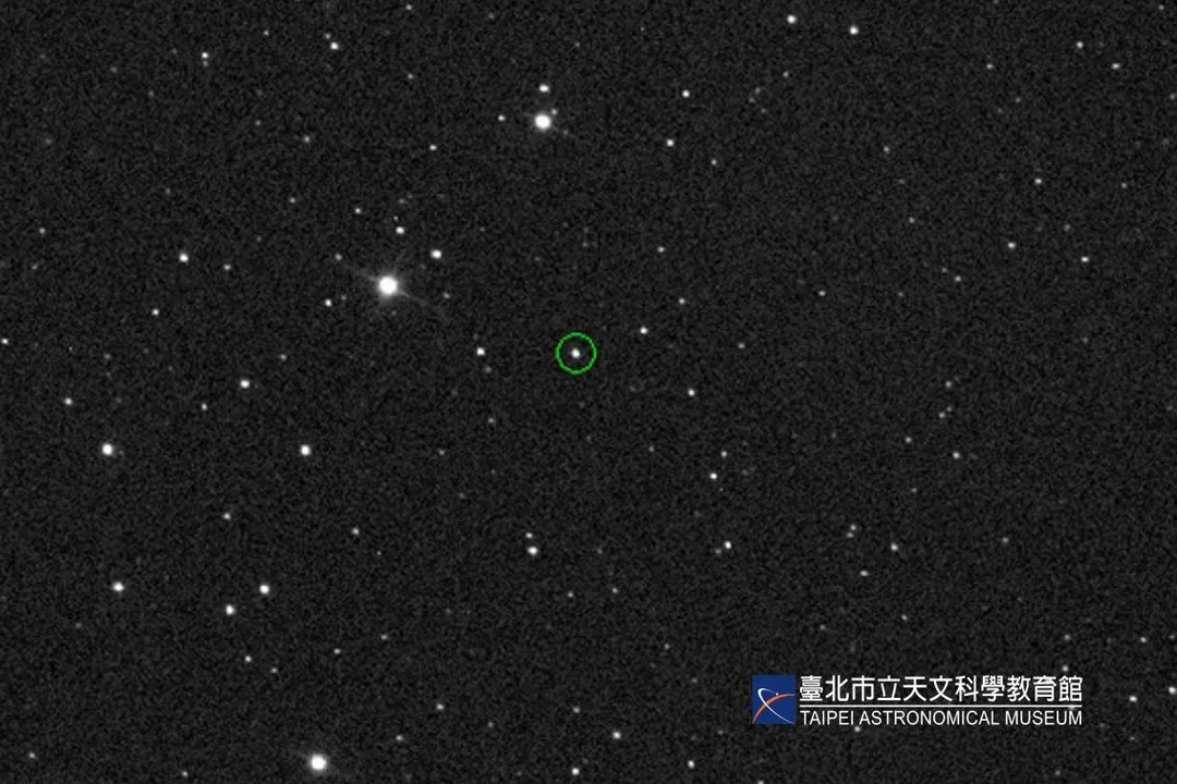 冥王星於7月15日的位置影像由綠圈標示。(圖/臺北天文館提供)
