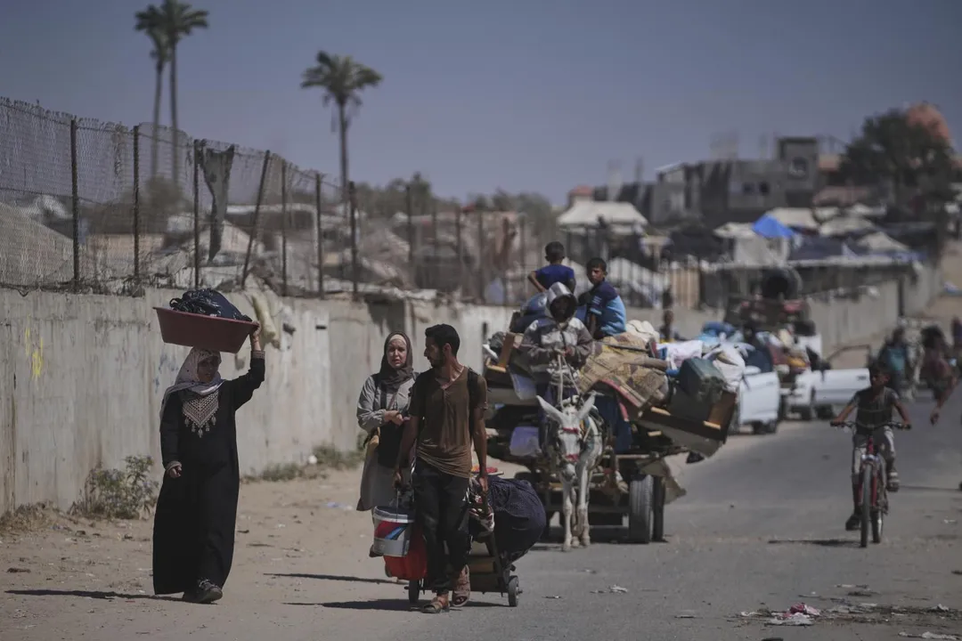 巴勒斯坦人逃離加薩代爾巴拉赫（Deir al-Balah）地區。（圖／美聯社）