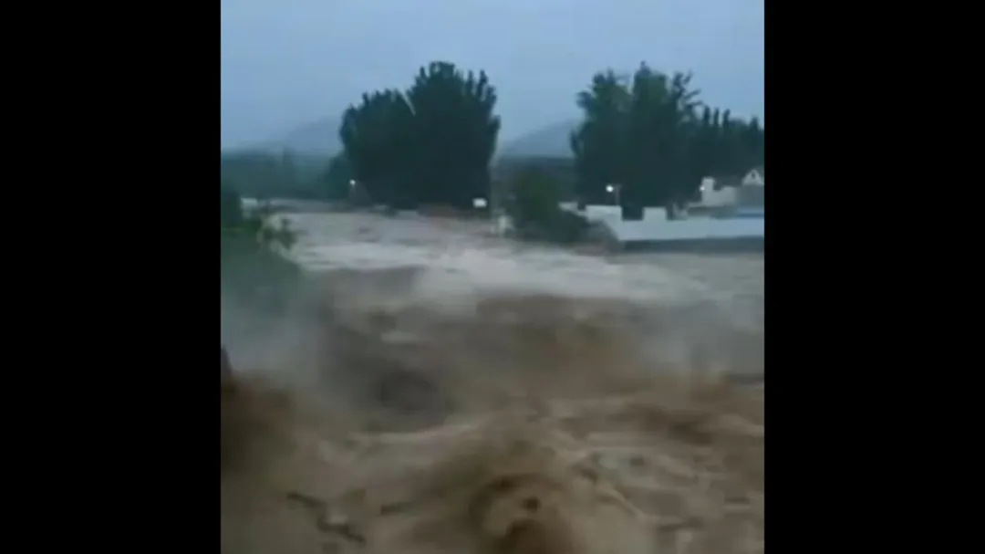 山東濟南萊蕪區22日凌晨遭遇強降雨。（圖／翻攝新京報）