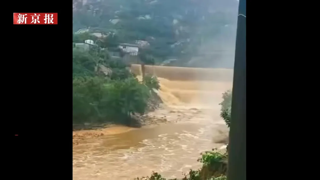 暴雨致當地山洪爆發，目前已知2死10失聯。（圖／翻攝新京報）
