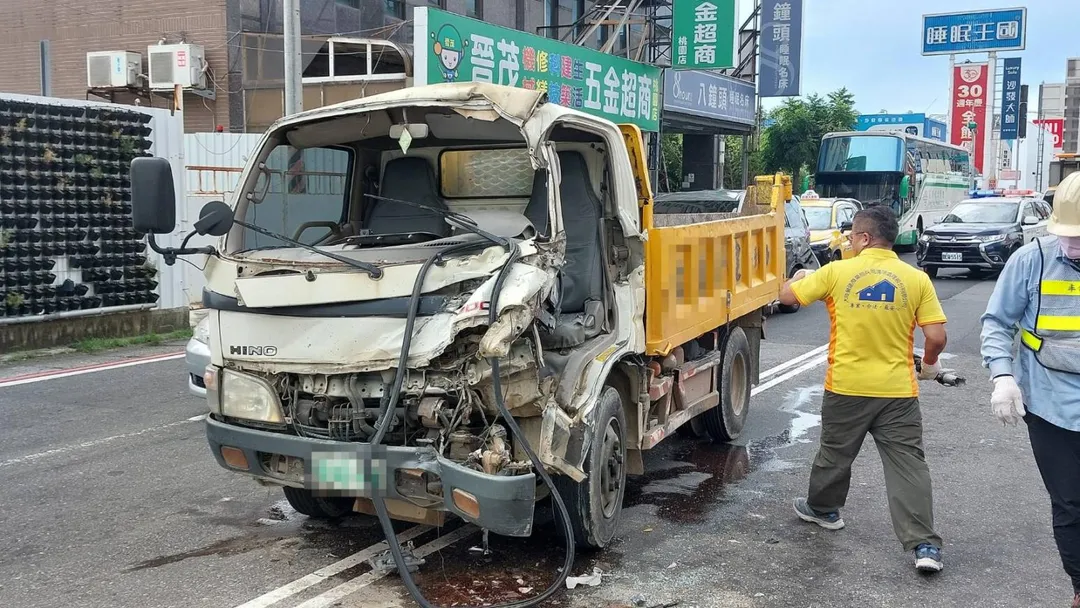 受困的張姓駕駛獲救時意識清楚,但左小腿骨折、右小腿及左手肘有多處擦傷。(圖/警方提供)