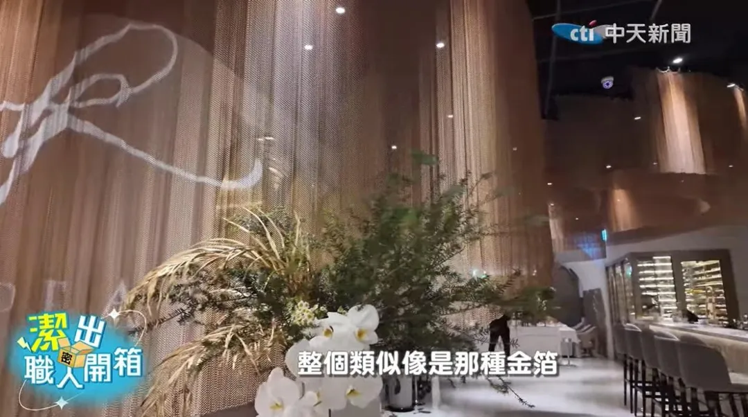 用餐場景挑高空間、水晶燈、包廂私密性與大片夜景。(圖/潔出職人開箱)