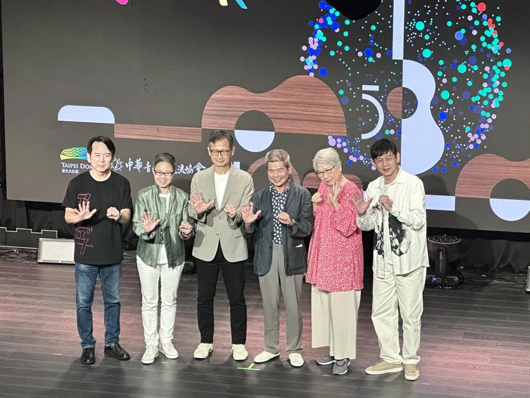 丁曉雯（左2）針對金曲獎引起的爭議二度鞠躬道歉。（圖／記者 伍映澄 攝）