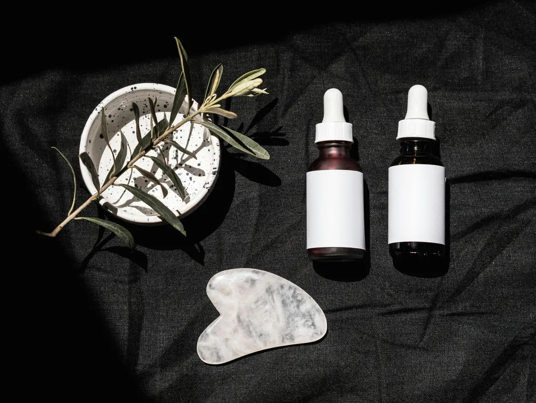 刮痧操作時要先使用潤滑油減少皮膚摩擦，用刮痧板以45度角沿經絡方向單向刮拭，力度適中，至皮膚出現紅色或紫色痧點為止。（示意圖／Pexels）
