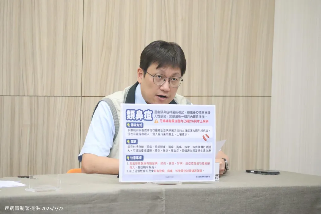 疾管署防疫醫師林詠青說明,風災後發病個案中有2例死亡。(圖/疾管署)