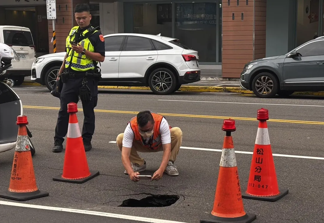 警方放置三角錐管制中。（圖／翻攝畫面）