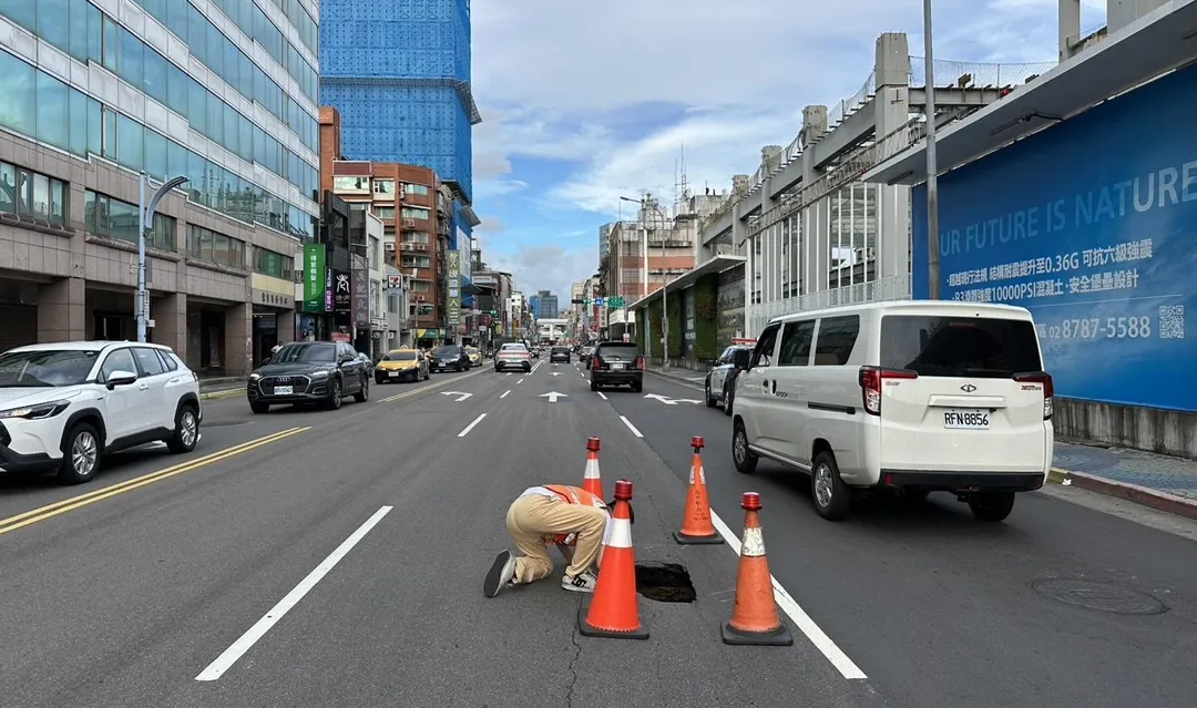 北市京華城基地前方八德路四段發生路基下陷出現坑洞。（圖／翻攝畫面）