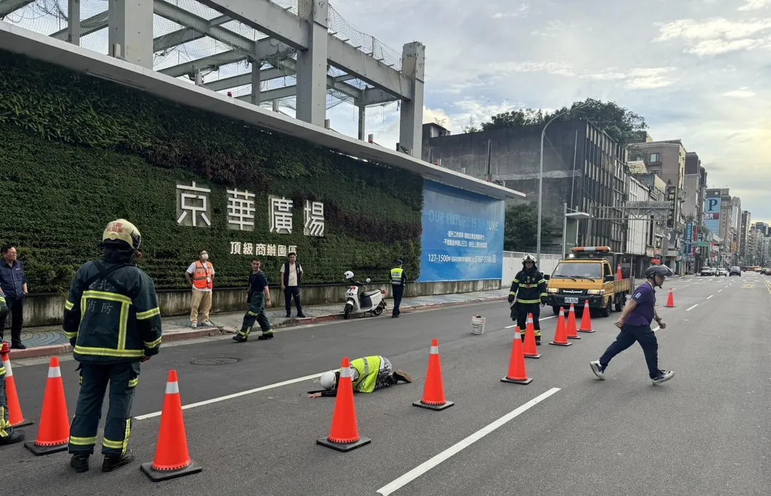 警方與消防人員到場。（圖／翻攝畫面）