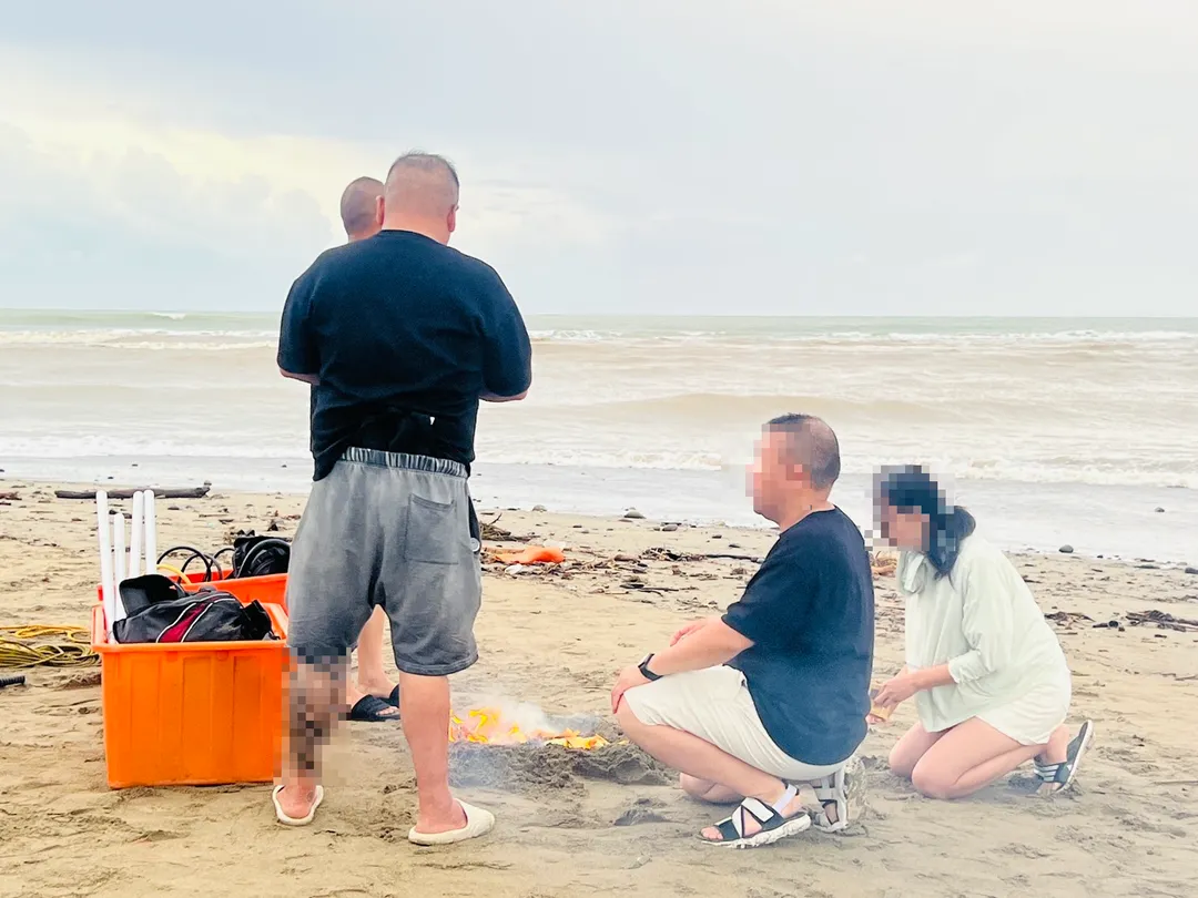 失聯張男家屬在現場焦急等待消息。（圖/翻攝畫面）