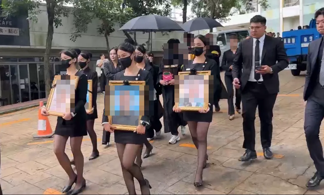 五口命案死者們出殯畫面。（圖／中天新聞）