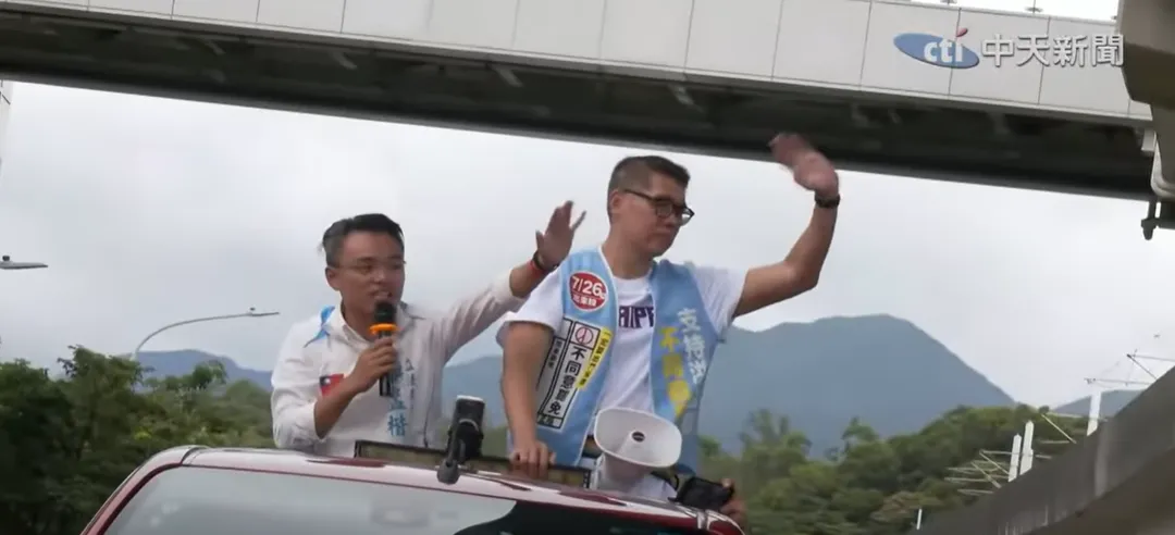 國民黨立委洪孟楷22日在淡水啟動反罷免車隊掃街行程，副主席連勝文站台力挺。（圖／中天新聞）