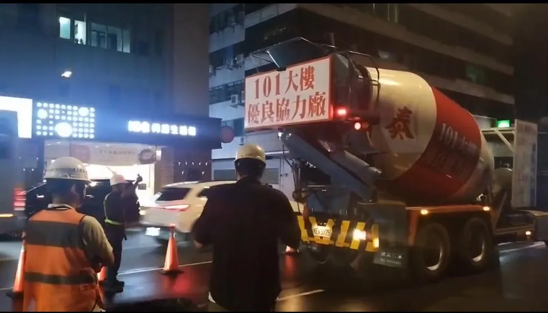 相關單位均已到場勘查晚間水泥預拌車到場灌漿。(圖/翻攝畫面)