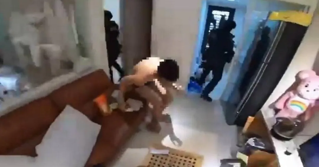 竹聯幫明仁會成員利用少女仙人跳警方攻堅逮人。(圖/翻攝畫面)
