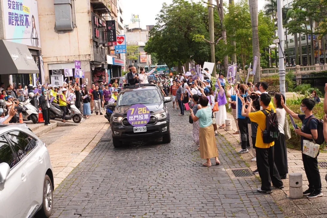 新竹市長高虹安今日下午邀請到立法院長韓國瑜陪同車隊掃街拜票。（圖／高虹安團隊提供）