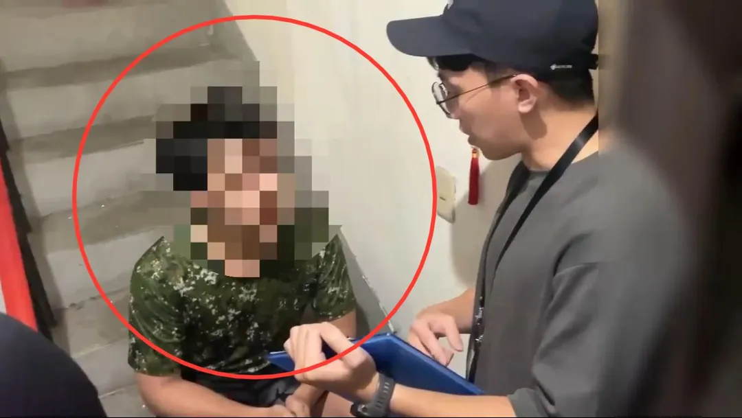 男子惡意潑汽油縱火遭警方拘提到案。（圖／翻攝畫面）