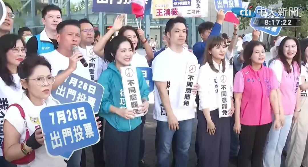 蔣萬安陪同藍委站路口。（圖／中天新聞）