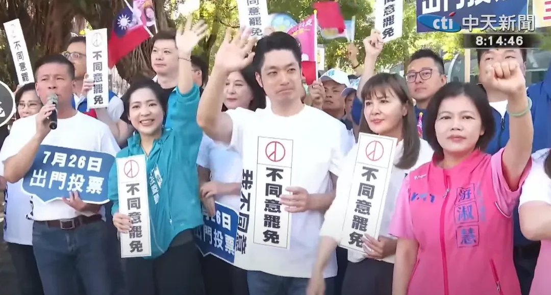 蔣萬安站路口。（圖／中天新聞）