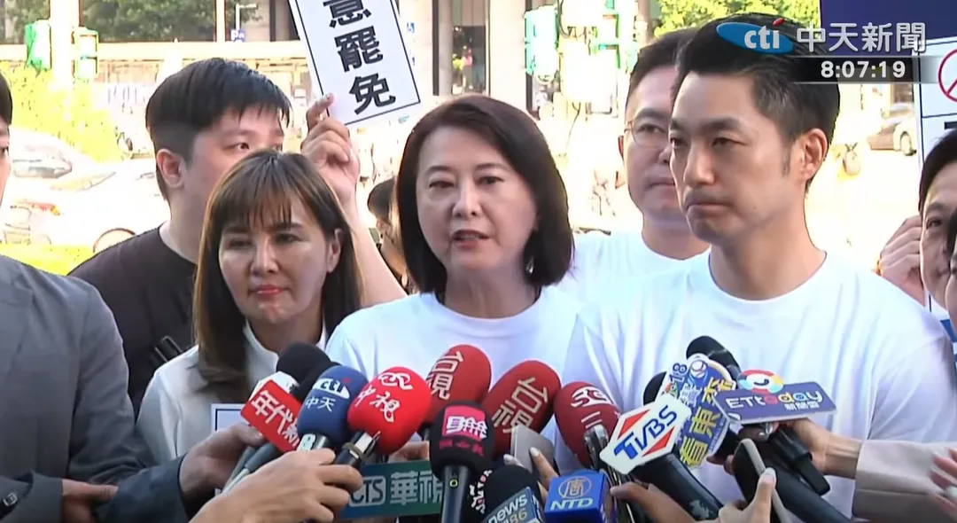 王鴻薇23日在小巨蛋前反罷免。（圖／中天新聞）