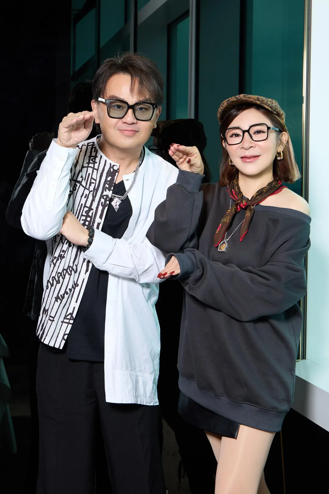 王彩樺和蘇震洋比「蛇形刁手」,畫面搞笑。(圖/綵星娛樂 提供)