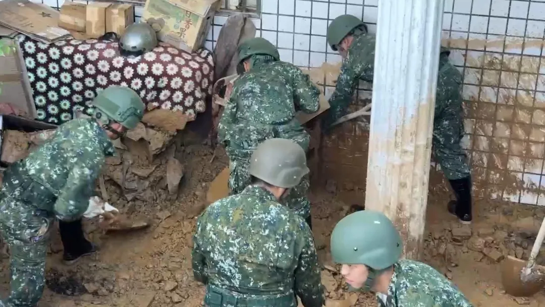 國軍除了清理民宅前的土石。(圖/中天新聞)