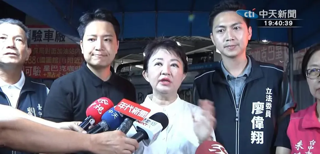 台中市長盧秀燕(中)積極助台中的藍委宣傳反罷免。(中天新聞)