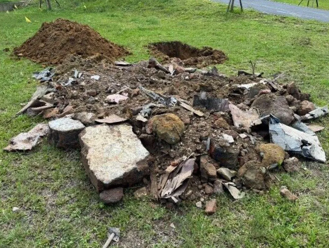 新竹市校園挖出廢棄物，來源疑似與棒球場同一廠商。（圖／新竹市府提供）