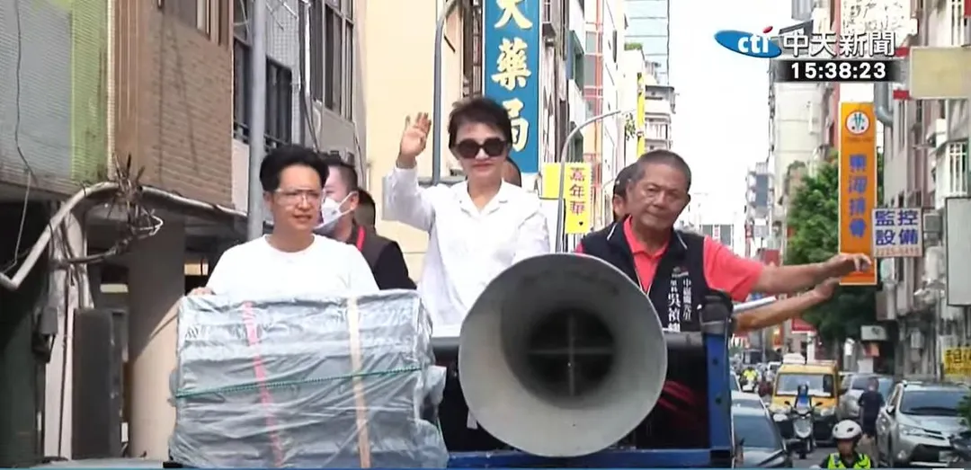 盧秀燕陪同國民黨立委羅廷瑋車隊掃街。(圖/中天新聞)
