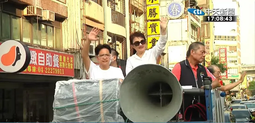 沿途不少民眾和支持者熱情歡呼。(圖/中天新聞)