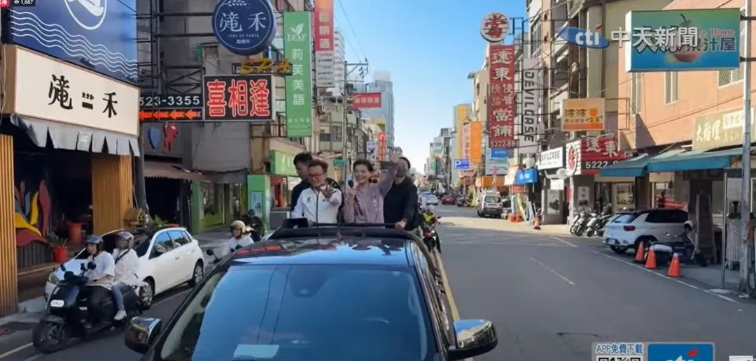 高虹安與國民黨立委鄭正鈐一起進行車掃。（圖／中天新聞）