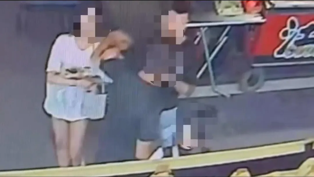2男當街互毆大打出手。（圖／翻攝畫面）