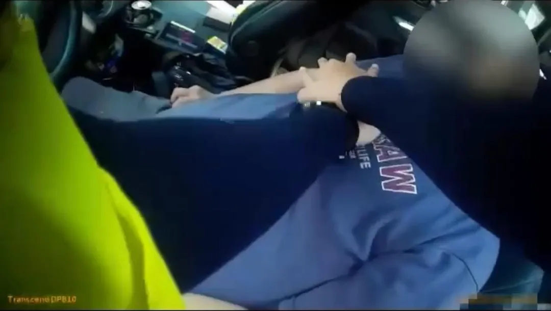 員警CPR救回運將一命。（圖／翻攝畫面）