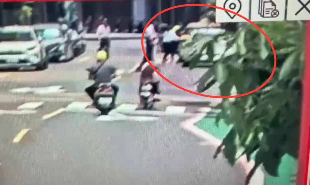 運將突昏迷計程車停在路中。（圖／翻攝畫面）