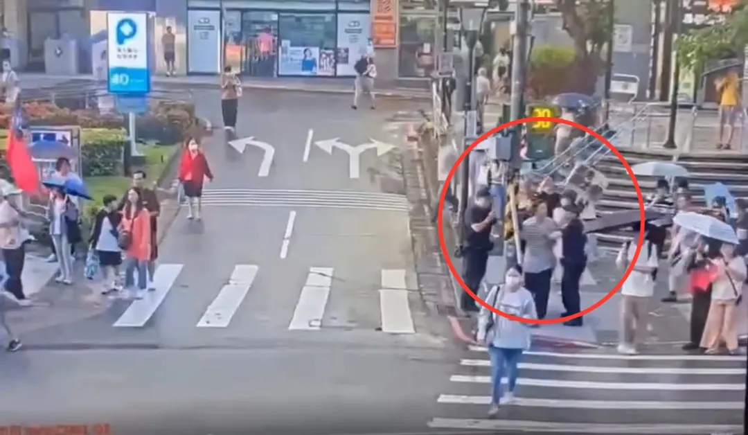 男子靠近罷團成員大聲叫囂。（圖／翻攝畫面）