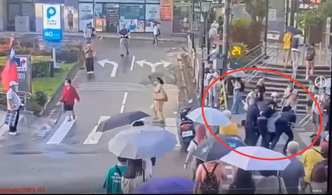 員警上前制止男子出手攻擊。（圖／翻攝畫面）