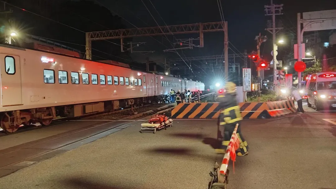 台鐵瑞芳段晚間發生重大事故。（圖／翻攝畫面）