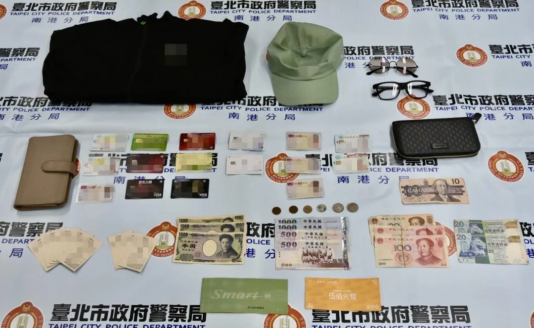 警方查扣現金數千元及多張被害人證件。(圖/翻攝畫面)