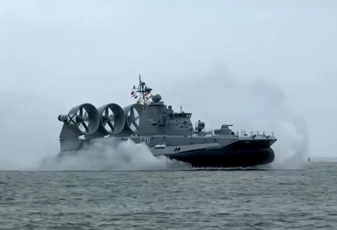 俄羅斯小型氣墊登陸艦參與「7月風暴」海上軍演。（圖／路透社）
