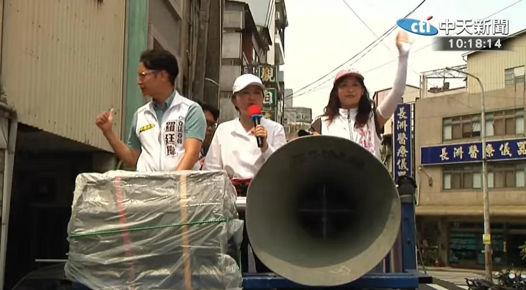 盧秀燕陪同立委羅廷瑋車掃宣傳反罷免（攝自中天新聞）