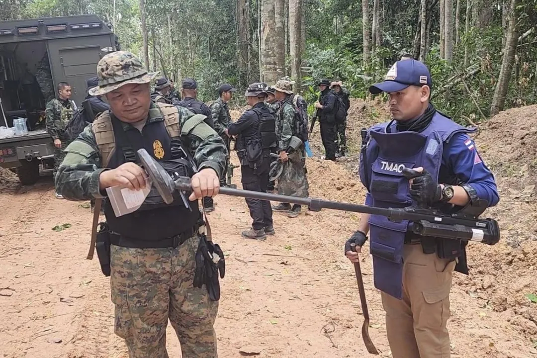 泰國軍方23日在泰柬邊境地區視察，發現2枚地雷。 （圖/美聯社）