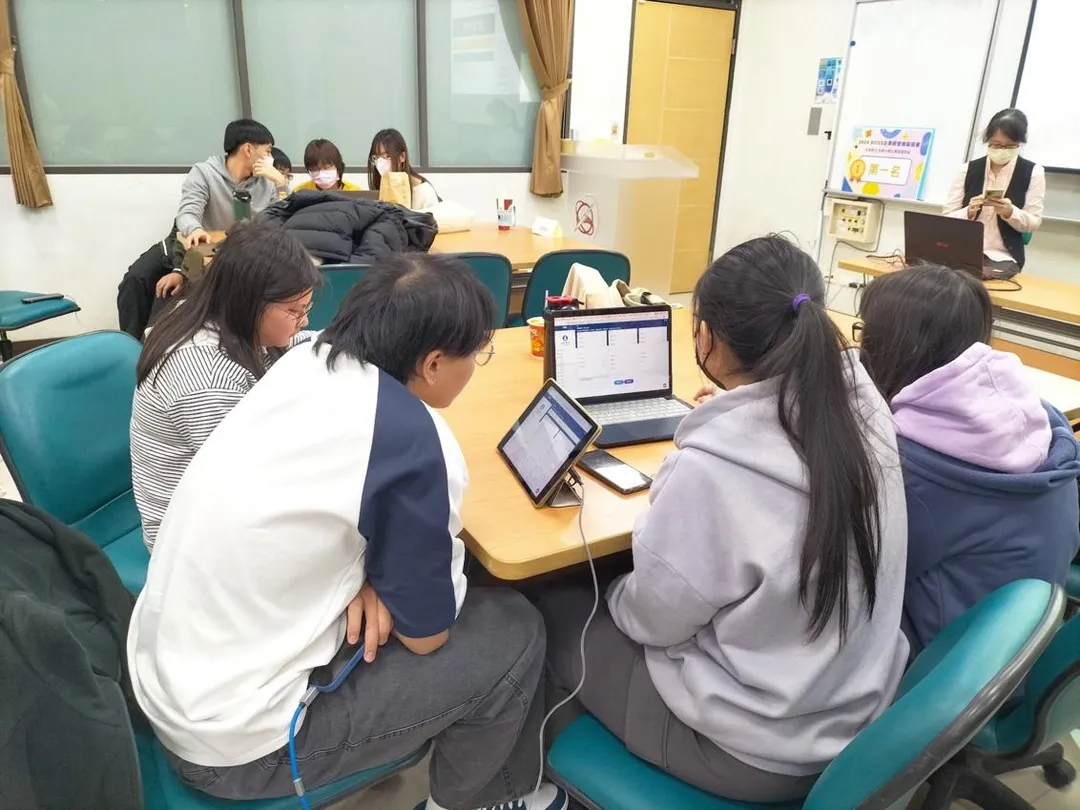 世新企管系重視學生的決策能力與整合實力，每年舉辦的「BOSS企業經營模擬競賽」，讓學生在擬真企業經營環境進行決策演練。（圖／世新企管）